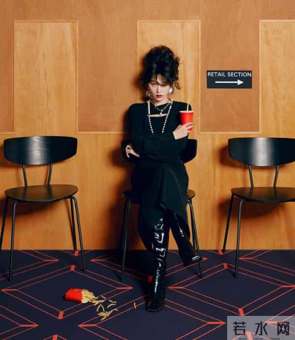 范冰冰晒出最新自拍,素颜只涂一抹红唇好美,气质温柔让人着迷