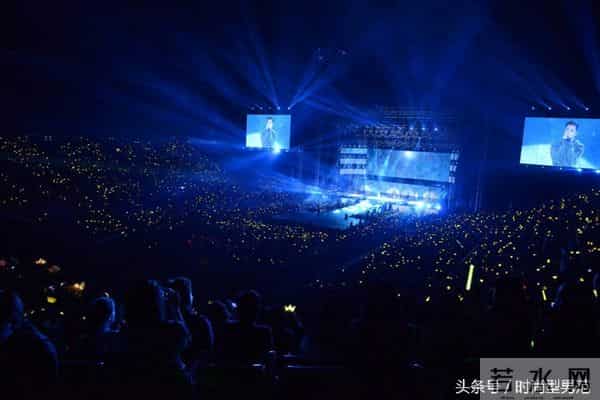 超惊险!BIGBANG大声开唱玩掉麦克风 胜利偷婊T.O.P