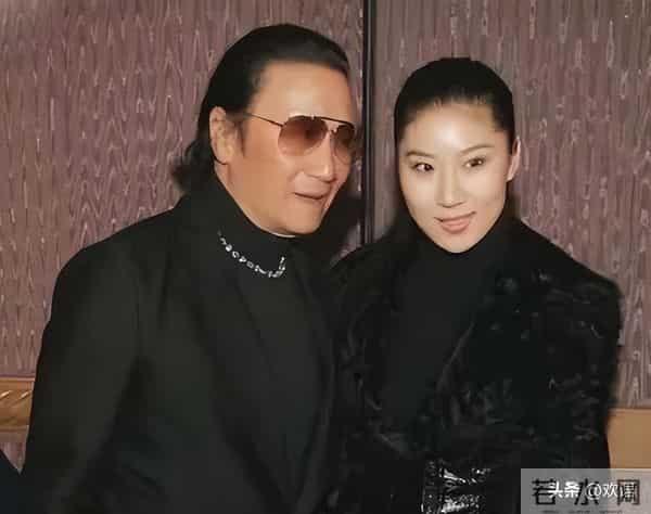 被谢贤养了12年，用青春换来2000万的Coco，已经走上了另一条道路