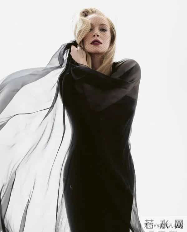 林赛·罗韩亮相捷克版《VOGUE》，金发红唇雍容贵妇造型状态回春