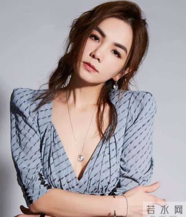 “娱圈勇士”Ella：暧昧吴尊被否认，闪婚软饭男，公开分娩全过程