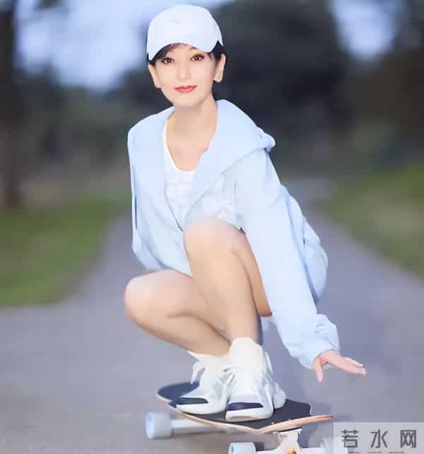 40岁不愿演妈、70岁扮少女、整容、硬凹性感…她们的不服老真尴尬