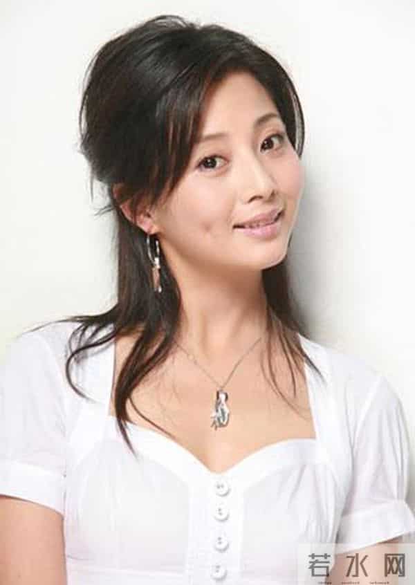 殷桃的坎坷情史：深陷包养门的同时，还被搅进两男三女的爱恨纠葛