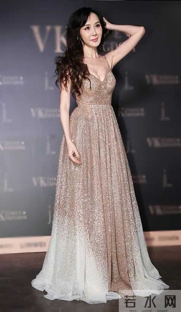 54岁萧蔷一点不见老,穿吊带裙大秀丰满上围,身材纤细如少女