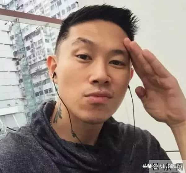 《披荆哥哥》首播，嫂子们组团秀恩爱，太太团12位成员颜值差异大