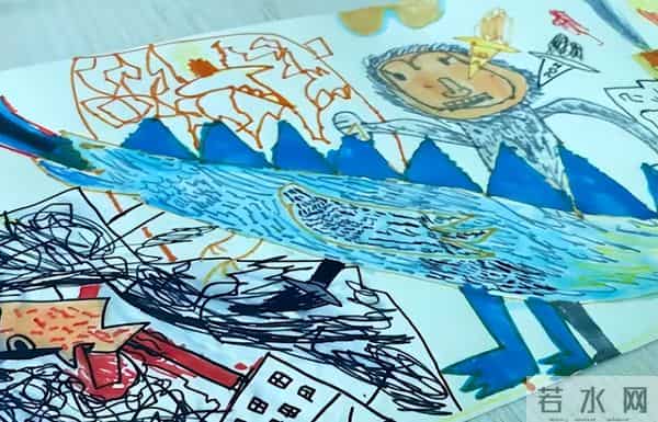 汪涵老婆罕晒儿子，7岁沐沐给妈妈织围巾，游泳获两块奖牌超优秀