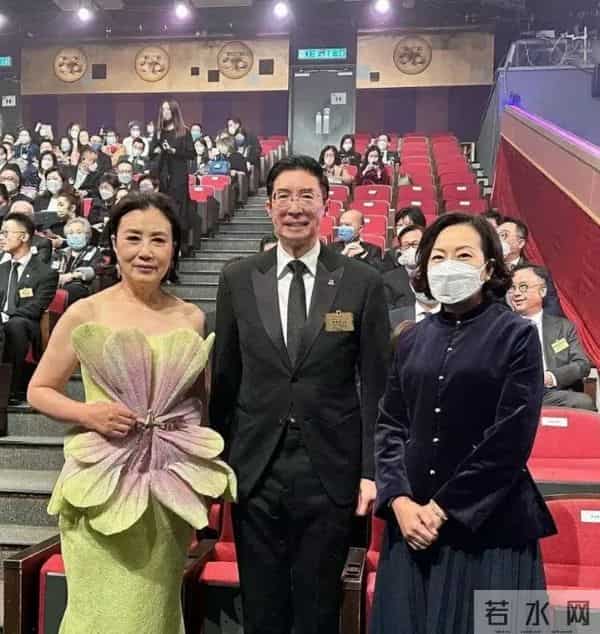 40岁不愿演妈、70岁扮少女、整容、硬凹性感…她们的不服老真尴尬