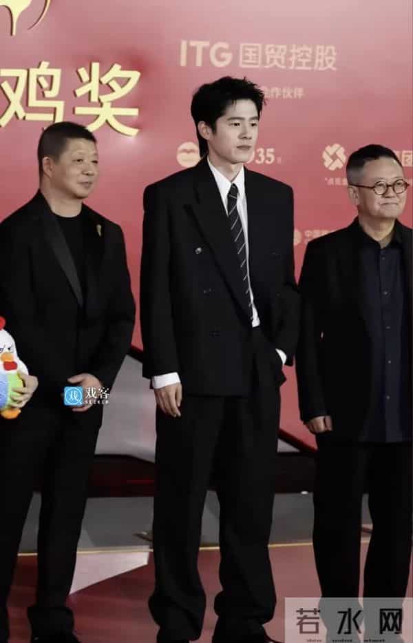 金鸡这一天，素颜一脸褶子的邓超，秒了内娱一堆涂脂抹粉的小鲜肉