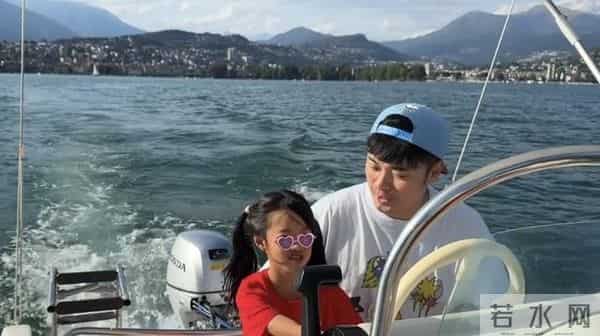 张子萱带娃国外旅游,陈赫开游船,两个女儿一模一样,都像爸爸