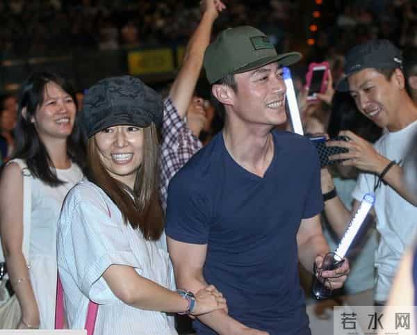 林心如原形毕露？和5位半裸男聚会照片被扒出，网友：尺度太大