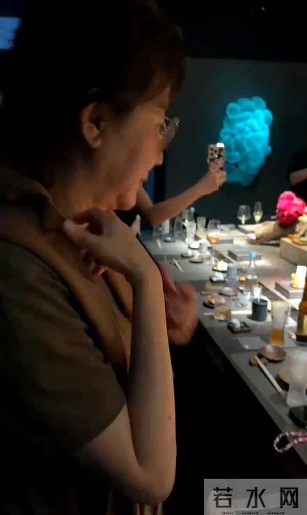 林心如和许玮甯给蓝心湄过生日，她们吃日料庆祝，林心如素颜很美