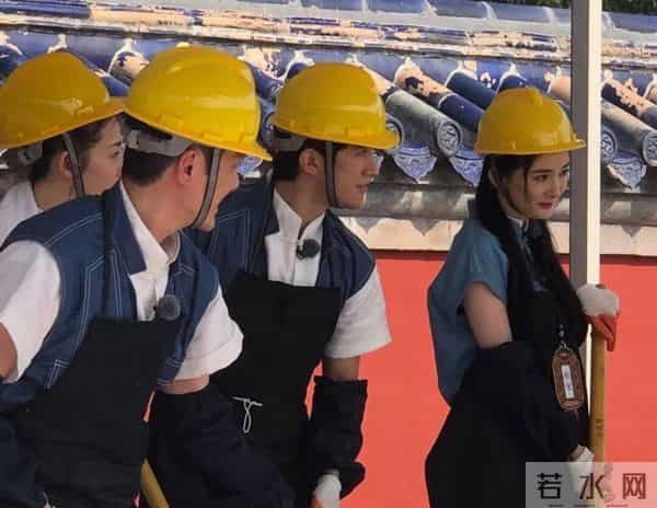 杨幂冯绍峰合体录综艺 两人戴安全帽合作笑容不断