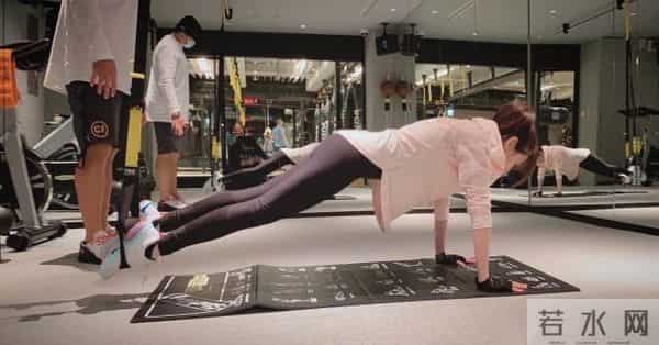 王心凌晒健身照，自曝吃完饭就去健身房，难怪37岁状态依然如少女