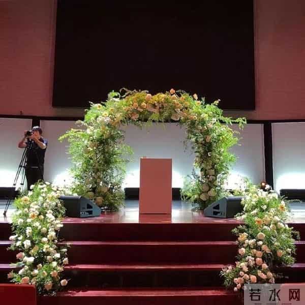 朴信惠今日大婚,婚纱照曝光美如仙子,牵手丈夫崔泰俊笑容甜蜜