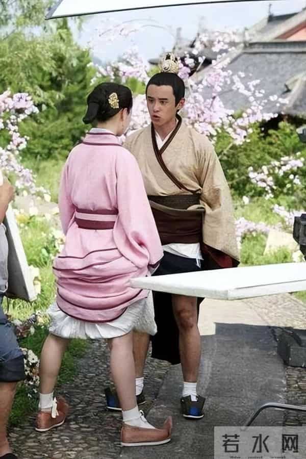 难怪电视里只有上半身,镜头下移后,是不能看的尴尬全景