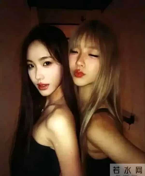 小S坐在老公许雅钧的腿上,全家给二女儿过生日,漂亮婆婆出镜了