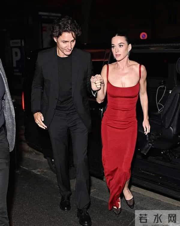 水果姐穿吊带红裙满脸堆笑,牵手大13岁加拿大前总理,满面春风