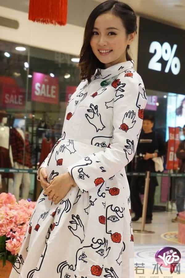 李蕴怀孕后首露面 宝宝性别卖关子