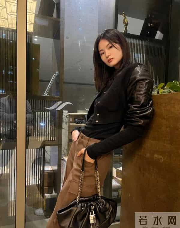 国模贺聪更新日常私服照，舒适低调的服饰搭配，妥妥的东方小仙女