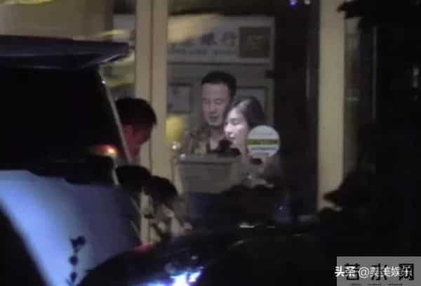 杨坤状态异常,被网友喊话做尿检,曾夜会两女感情生活成谜