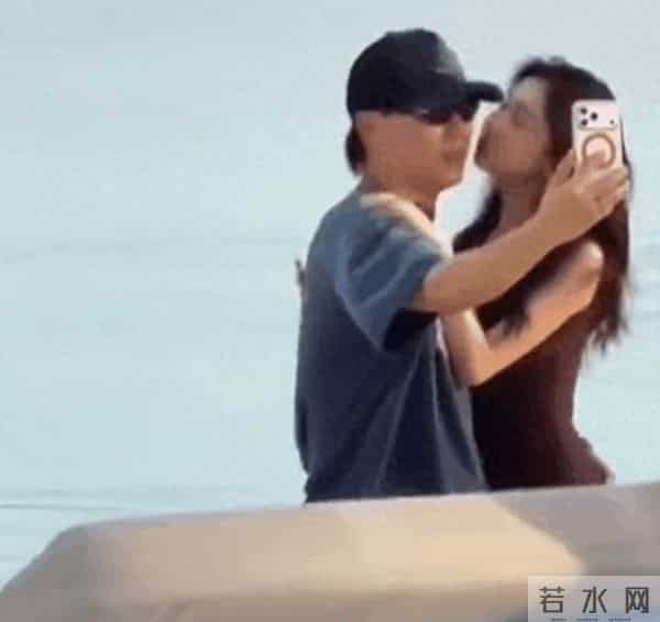 恋情曝光24小时，胡彦斌带易梦玲观海吃饭，两人各看手机不受影响
