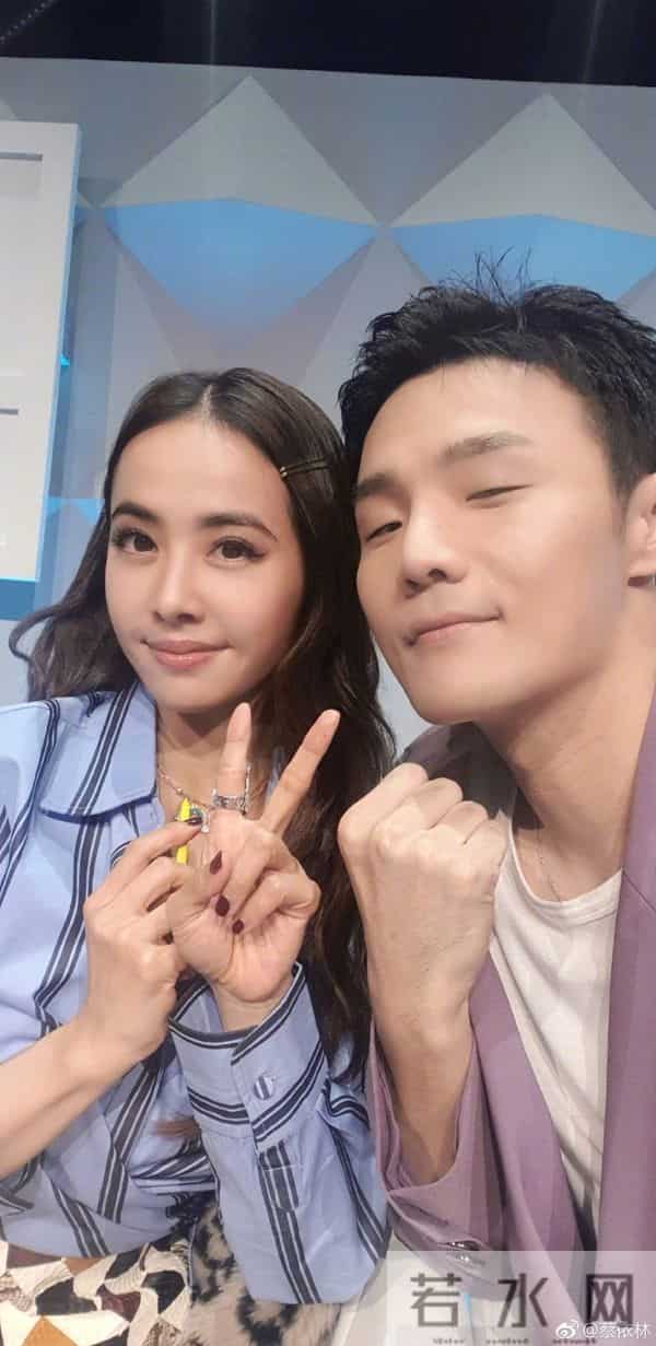 蔡依林回应李荣浩晒早年合影：提醒你眼睛要睁开