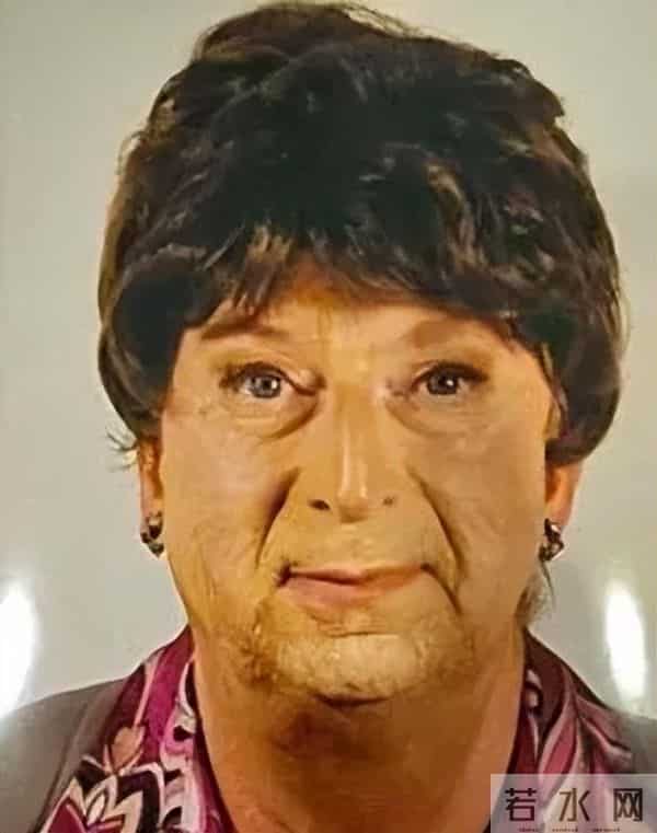 男子藏母尸扮老太,三年狂领43万养老