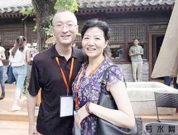 他因为长得丑，饰演了87版《红楼梦》的贾环，今成斯文儒雅萌大叔