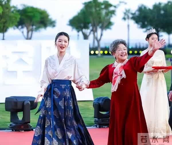 林心如陷入凸点疑云，下面几位女星更夸张，网友直呼扛不住。