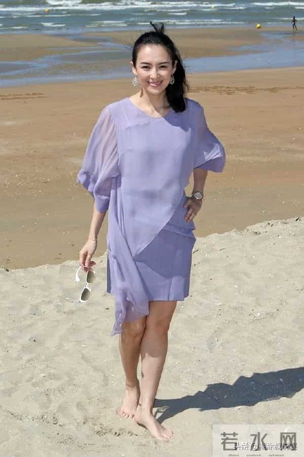 章子怡光着脚丫沙滩漫步！优雅美丽 气质出众，网友：笑容太治愈