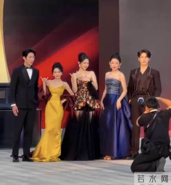 金鸡这一天，素颜一脸褶子的邓超，秒了内娱一堆涂脂抹粉的小鲜肉