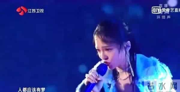 跨年晚会杨幂、杨紫假唱被质疑,张韶涵谢霆锋真唱也翻车!
