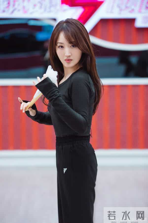 杨钰莹中秋晚会唱哭全场:十年沉寂因远华案,一代人青春醒了