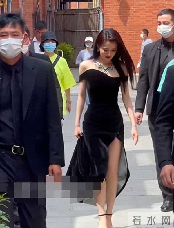 徐璐三亚时装周透视装露半胸引争议,却被保安拉手搂腰吓出表情包