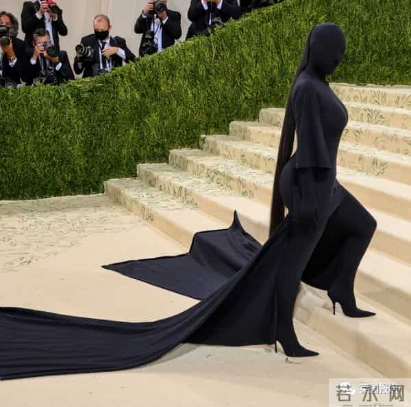 金卡戴珊离婚又分手后变化超大！素颜出镜惊呆网友，参演爆火美剧