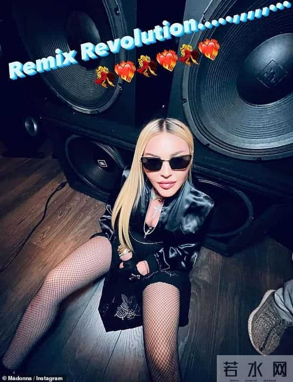 63岁麦当娜穿渔网装，搂变性人合影显脸小，录音棚里玩性感