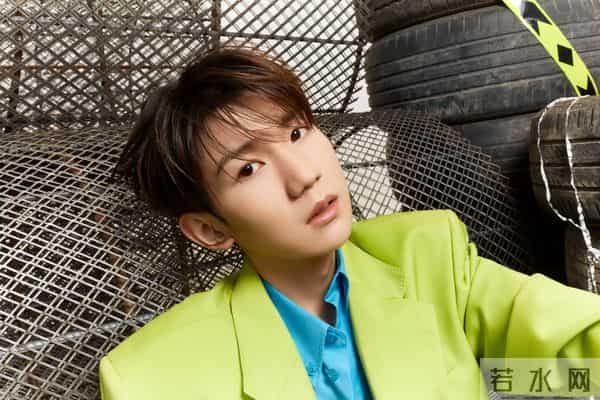 王俊凯P图为王源庆生 易烊千玺送祝福甜喊：源哥