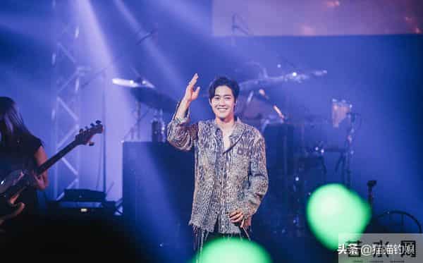 36岁金贤重官宣婚讯后首发文,美男迟暮,近照超像前老板裴勇俊