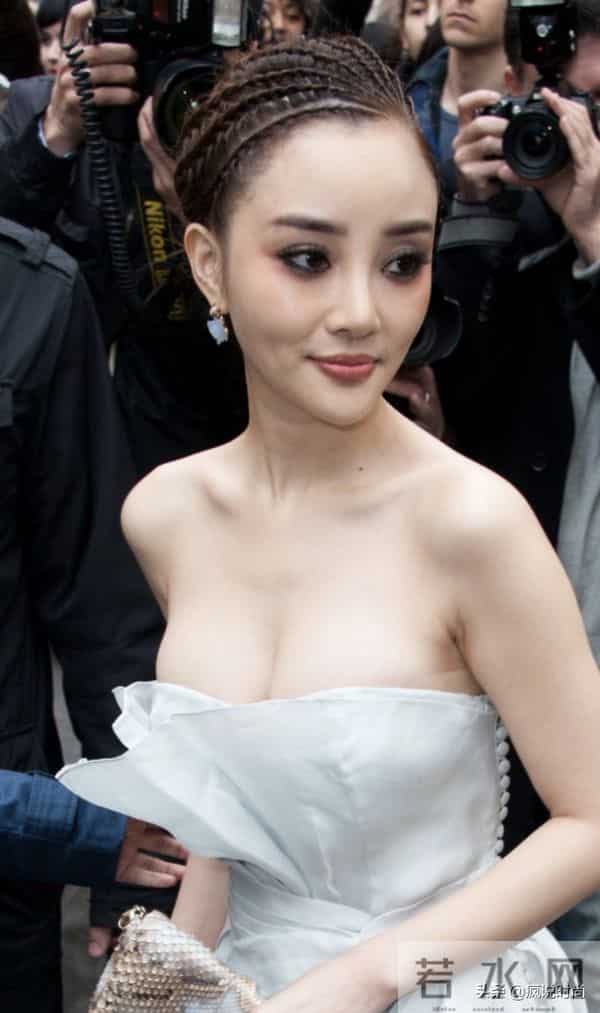 李小璐年轻时可真拼，低胸礼服大秀凹凸感，一头蝎子辫看着都疼！