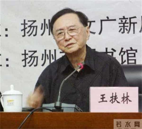 他因为长得丑，饰演了87版《红楼梦》的贾环，今成斯文儒雅萌大叔