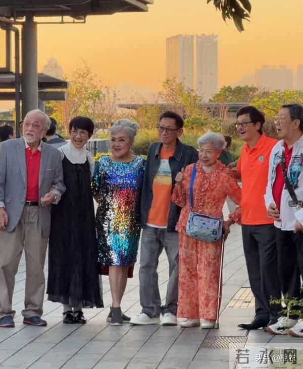 老戏骨同框合影，75岁邵音音整容脸太抢镜，遭嘲多年依然自信大方
