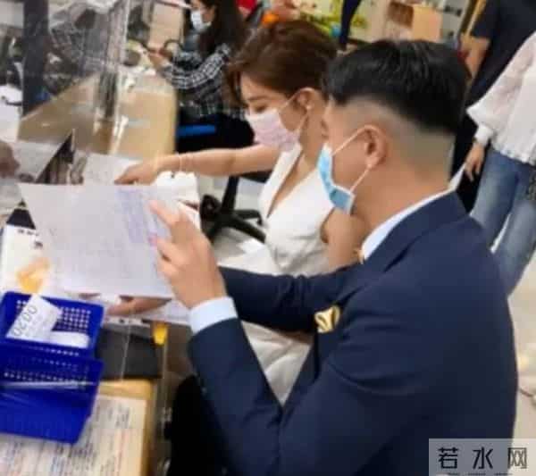 38岁吴亚馨晋升人妻，与上海男友领证画面曝光，曾深陷不雅照风波