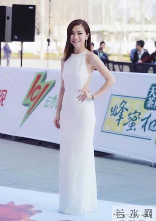 雷人肚兜、辣眼透视装?女星早年奇葩红毯,美貌成“灾难”