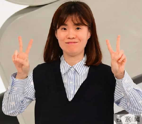 一定很痛苦吧?生日前一天,她和母亲一起自杀身亡