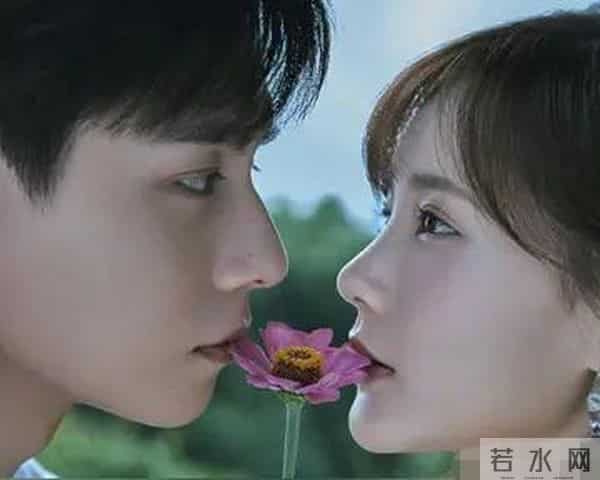 难怪电视里只有上半身,镜头下移后,是不能看的尴尬全景