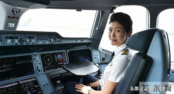 越南女机长鲜为人知的生活，这颜值这气质不愧担当