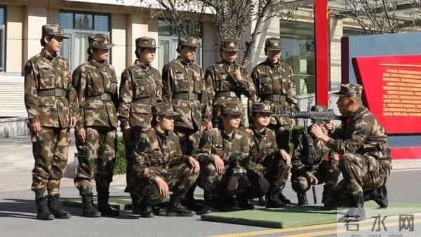 点赞“火箭少女”!北影女孩增重20斤,考上公务员又报名参军