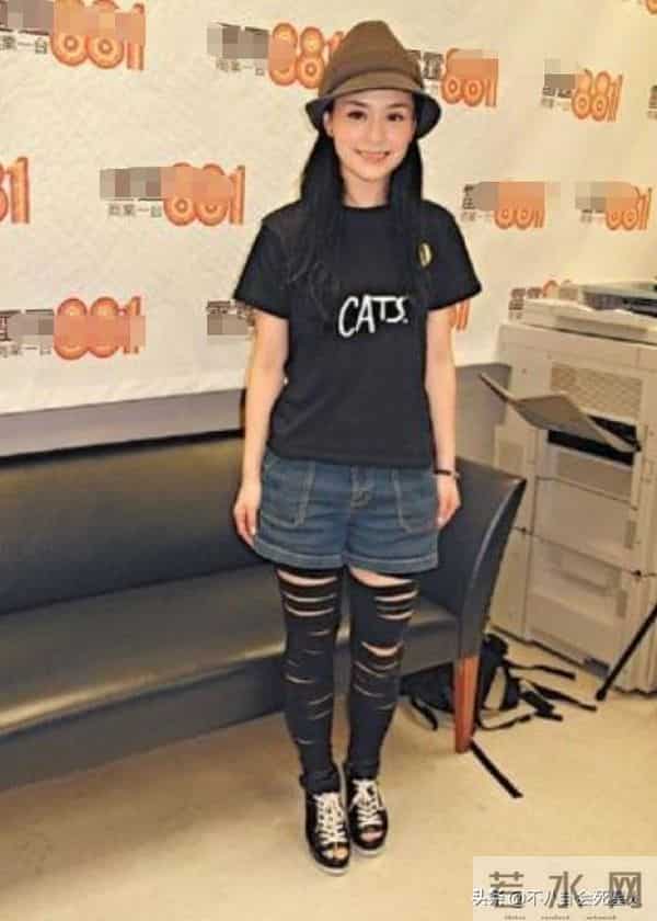 雷人肚兜、辣眼透视装?女星早年奇葩红毯,美貌成“灾难”