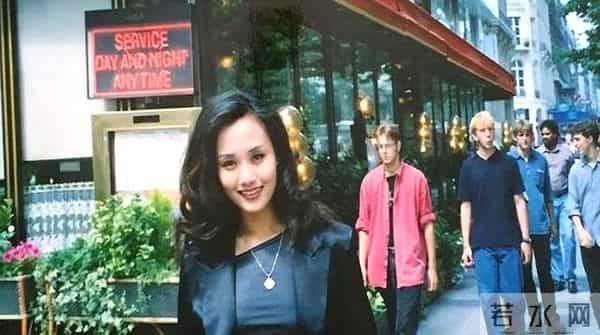 初代国模李颖近况：脸垮肉松长满头白发，穿深V被嘲“为老不尊”