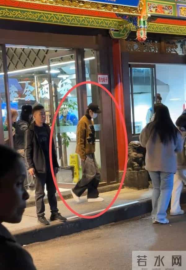 机场偶遇李宇春，穿土黄色棉袄平底鞋，被路人冲撞后眼神凌厉